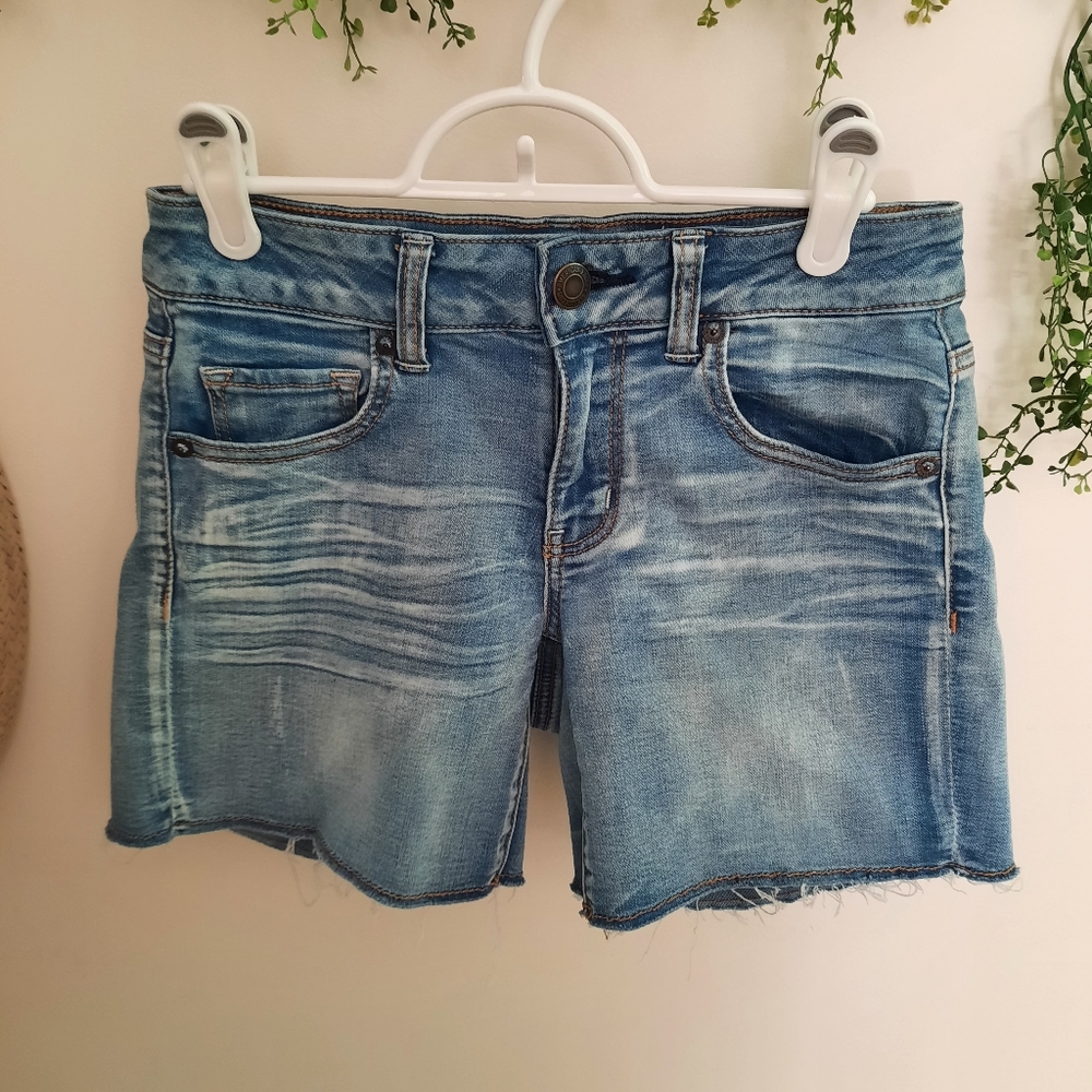 AEO Midi Super Super Stretch Jean Shorts Raw Hem 4